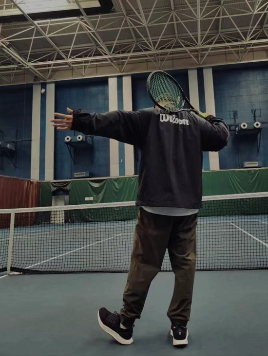 杜海涛晒沈梦辰视角打网球照背影瘦瘦高高好有少年感像变了个人