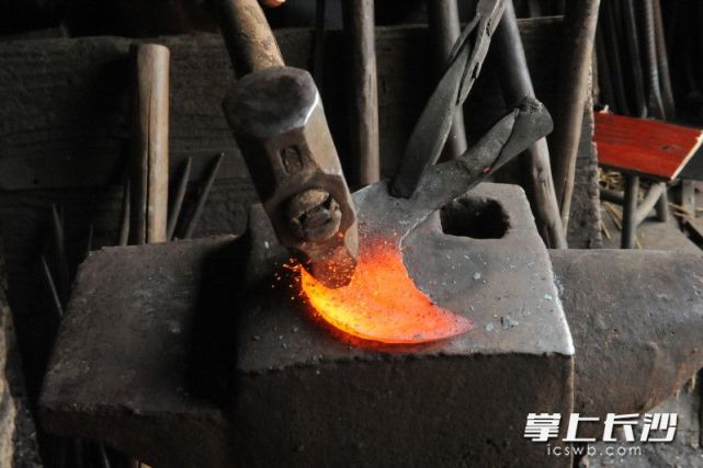 宁乡58岁铁匠抡锤打铁43年 想免费收徒传承“老手艺”_腾讯新闻