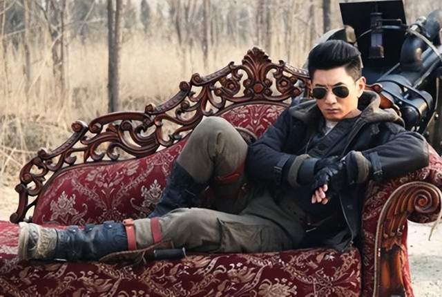 吴奇隆《向着炮火前进》,雷掉门牙的神剧:头可断,发型不可乱插图4