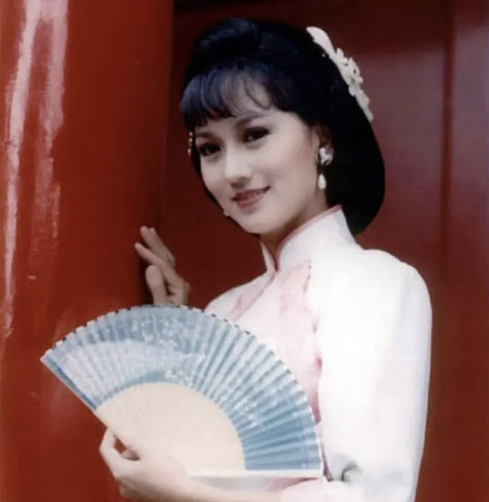 赵雅芝69岁生日绝美，76岁二婚老公没露面，三个儿子一个比一个帅 腾讯新闻