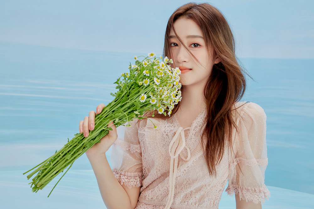 一线明星关晓彤助阵!芭依璐2023夏季高级时装发布会_腾讯新闻