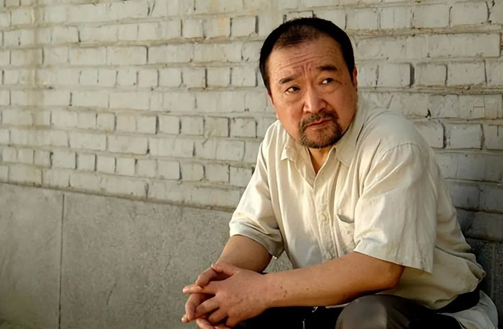 李保田近况曝光,走路时脊背佝偻,50岁火出圈,为啥60岁被封杀?