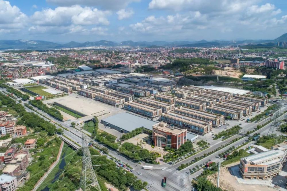 海西建材城天工陶瓷城改革开放后,磁灶陶瓷产品由碗,缸等日用陶瓷成功