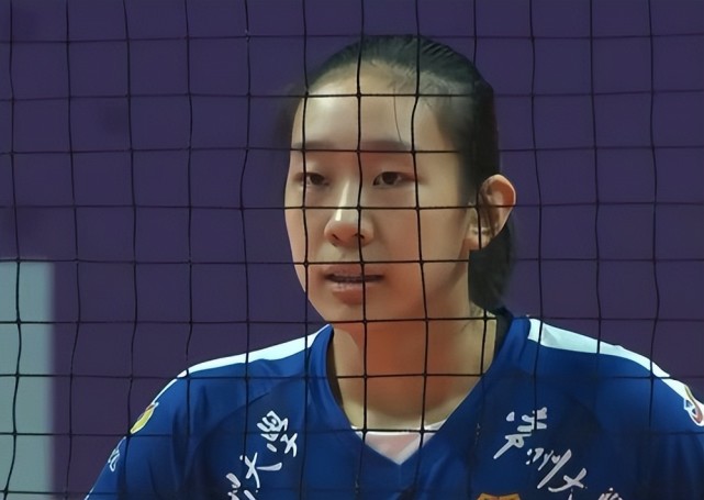 上海女排险胜江苏队豪取六连胜,外援表现出色,杨佳轻伤不下火线