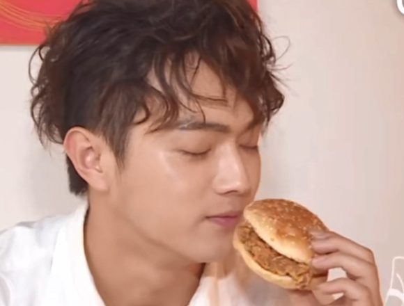 如此没料甚至是暴露短板的身材,许凯当时是怎么有自信大胆展露的.