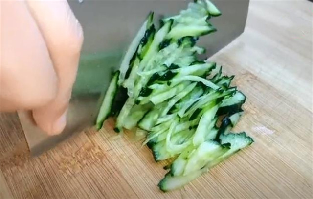 这才是黄瓜最好吃的做法，不用炒，不凉拌，比肉都香，越吃越想吃(图2)