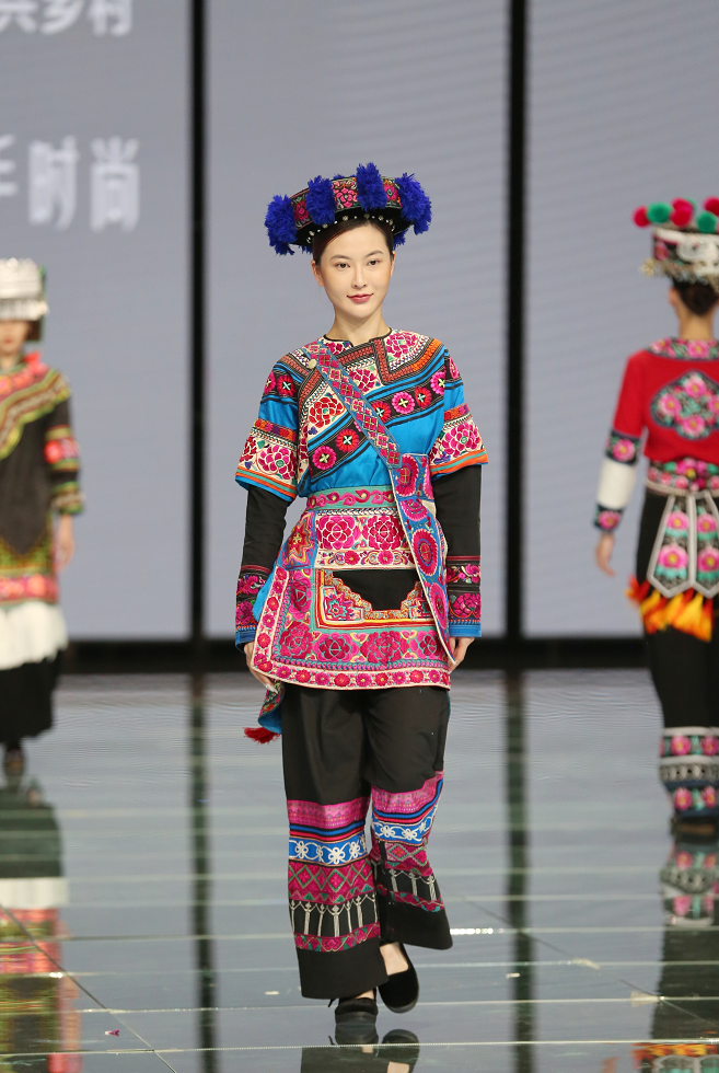 彝族服饰走秀宣介会现场以文化助力乡村振兴也为楚雄州的彝绣产业发展