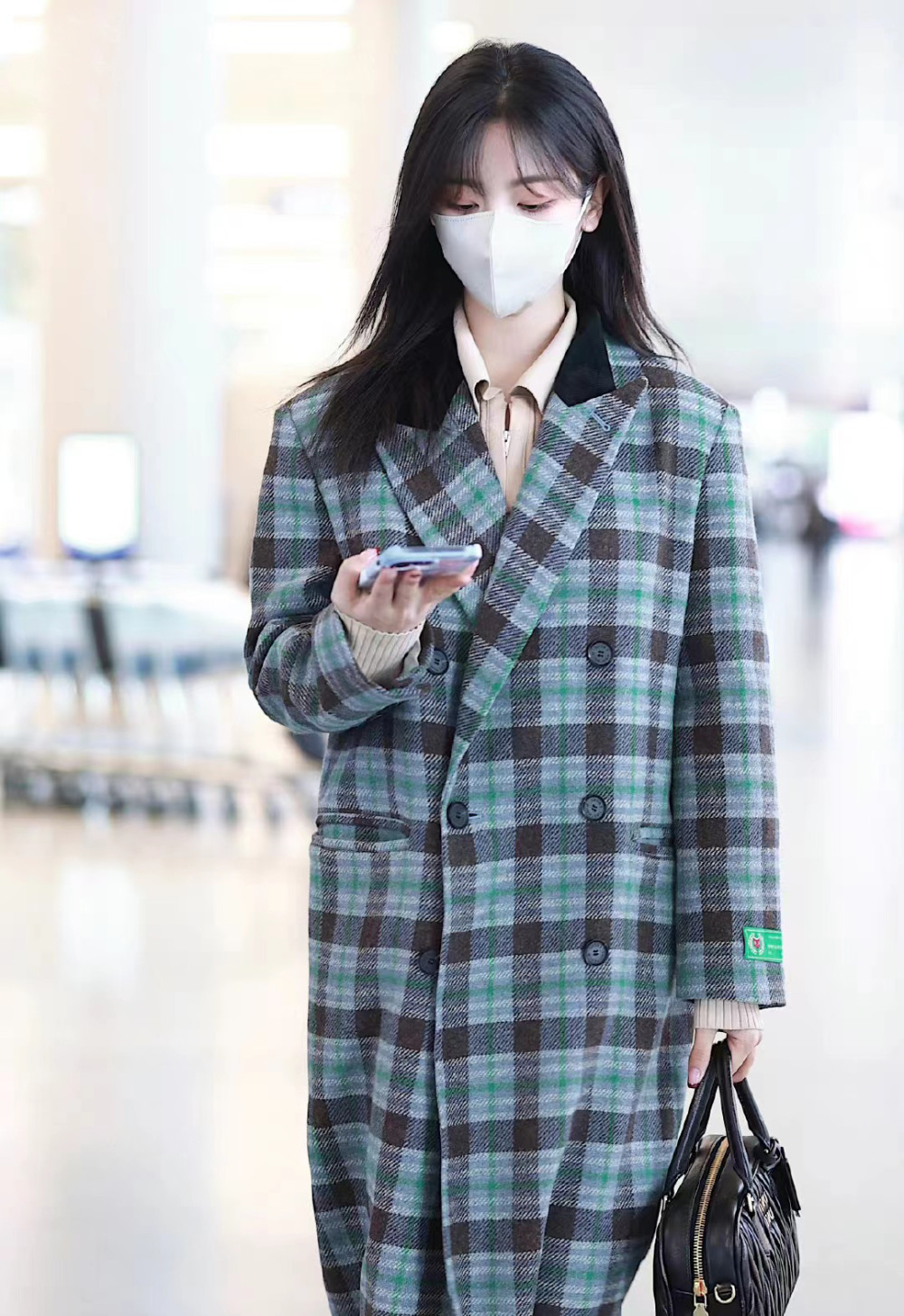 杨超越机场私服,绿色格纹长大衣搭骆驼色短靴,保暖舒适又美又帅_腾讯