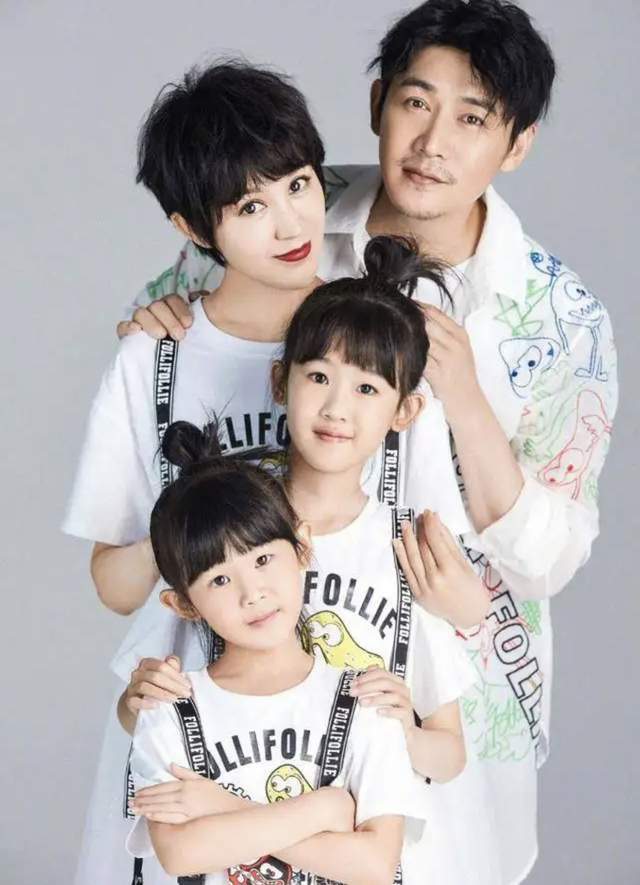 陆毅一家四口低调逛商场,14岁贝儿身高近一米七,妹妹模样太乖巧_腾讯