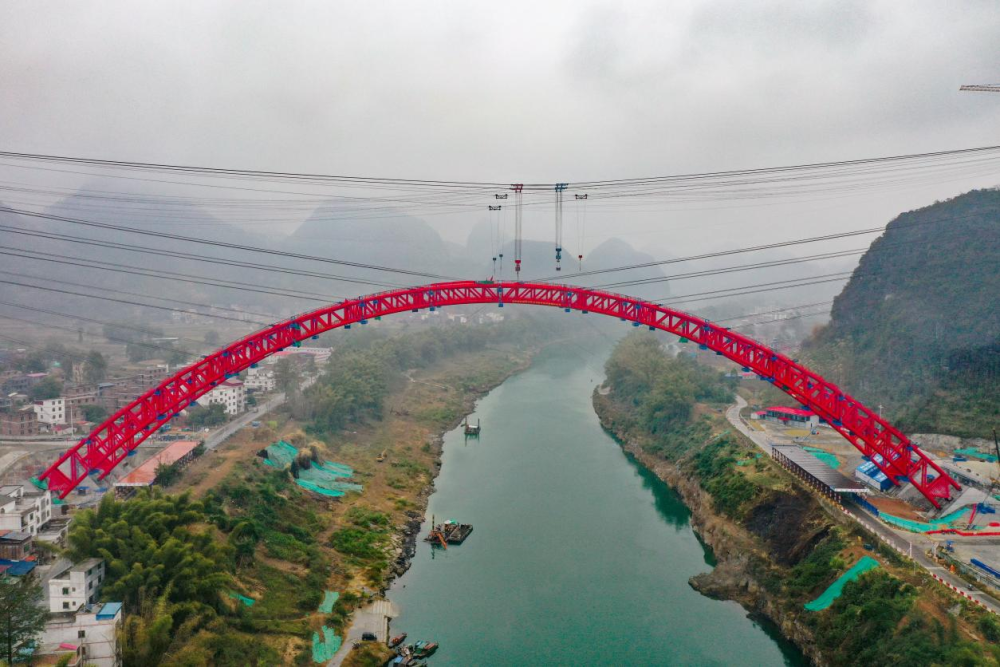 广西武忻高速新圩红水河特大桥主桥拱肋顺利合龙