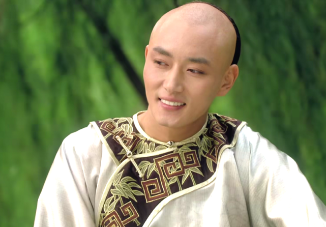 和对人物角色的考究,演出了果郡王在感情场上的专一和名利场上的柔弱