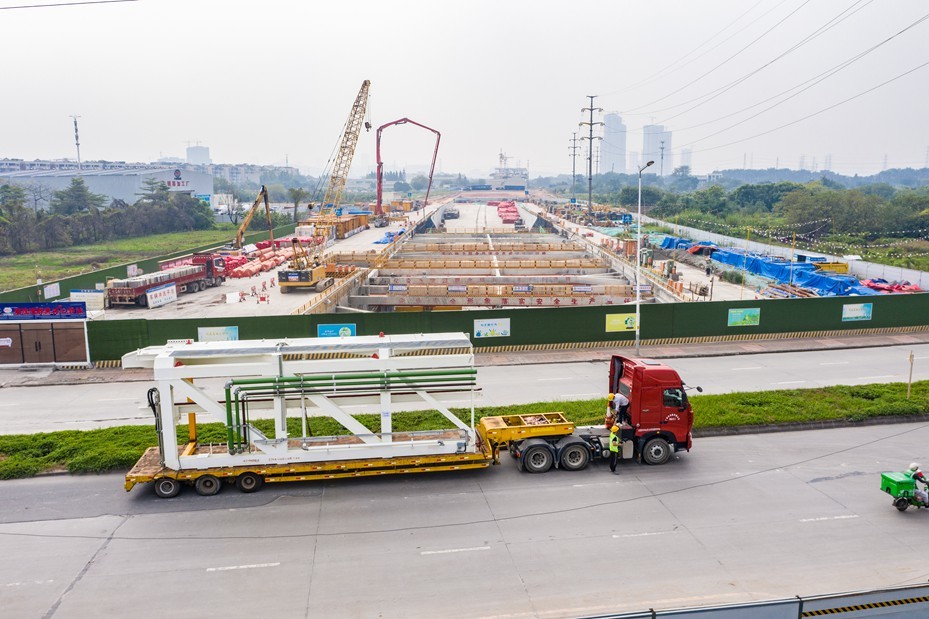 海珠湾隧道工程大道先锋号盾构机首件台车下井