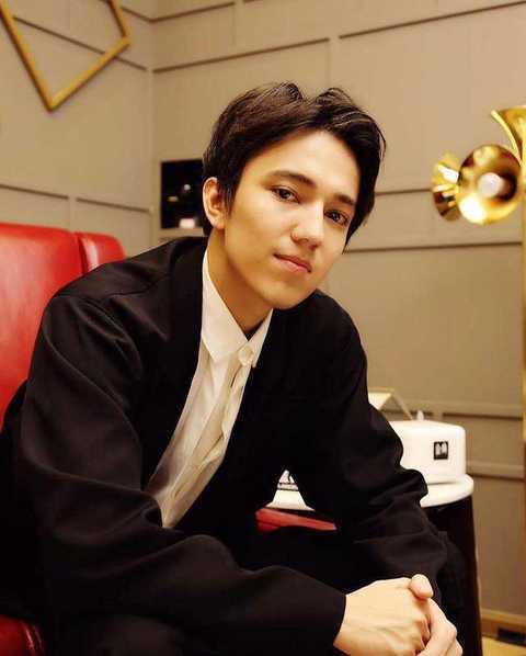 歌手迪玛希近照,发腮留胡子似大叔,"进口小哥哥"变"进口小叔叔"?