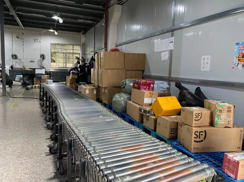 11月14日下午3时,在顺丰速递文成网点,记者看到来自上级转运中心的大