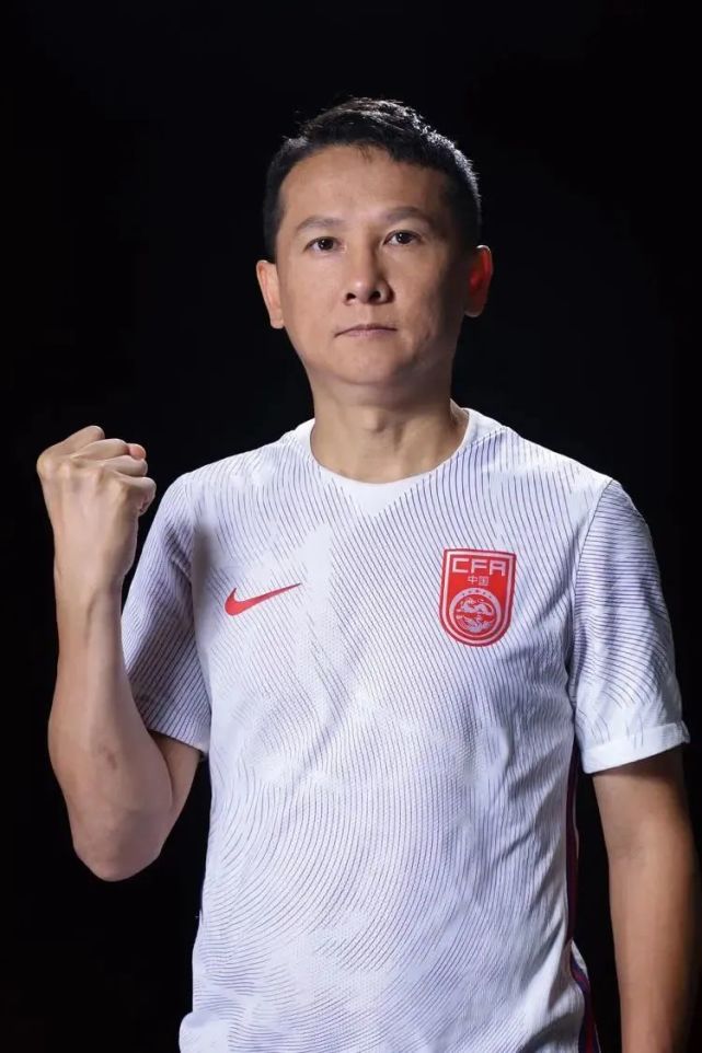 和"退钱哥"一起出圈的,还有被唤作"夺命书生"的球迷的那句"很蓝的啦!