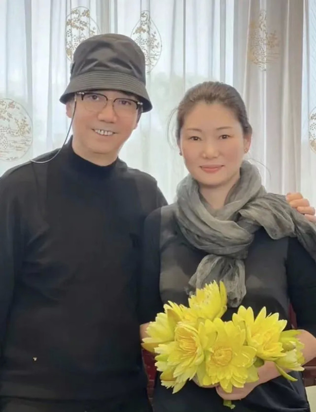 范明与二婚富婆妻子游玩,视继子为己出,结婚20多年依然相爱-腾讯新闻