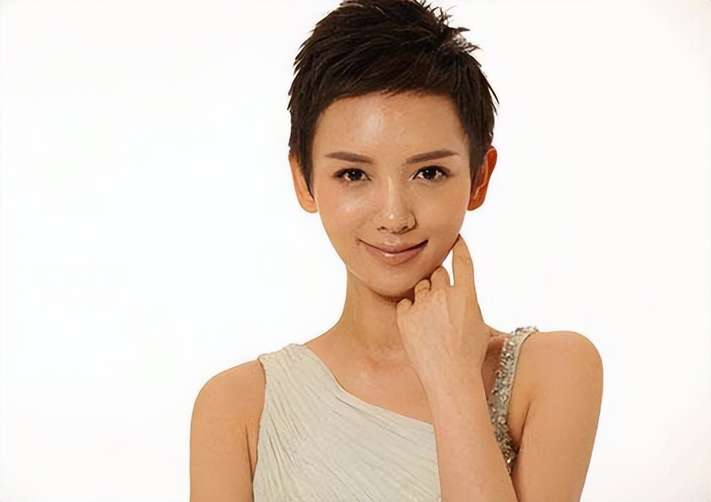 那是李晓峰第一次感受到自己对于做一个主持人的向往之心,于是在毕业