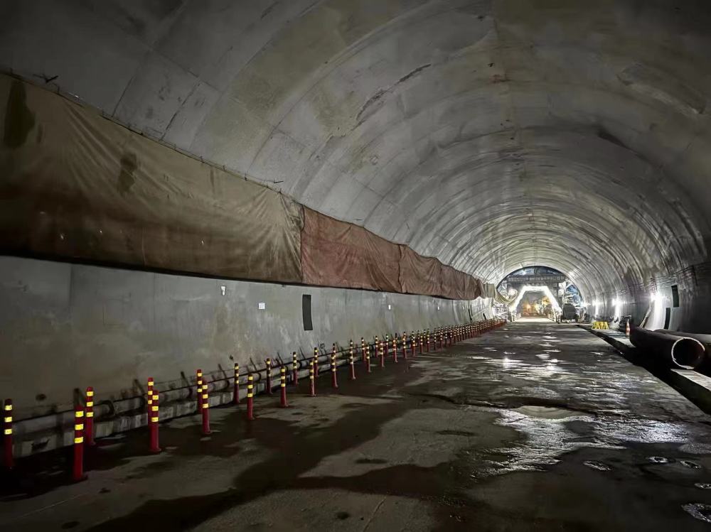 二广高速连贺支线唐屋隧道双线贯通_腾讯新闻