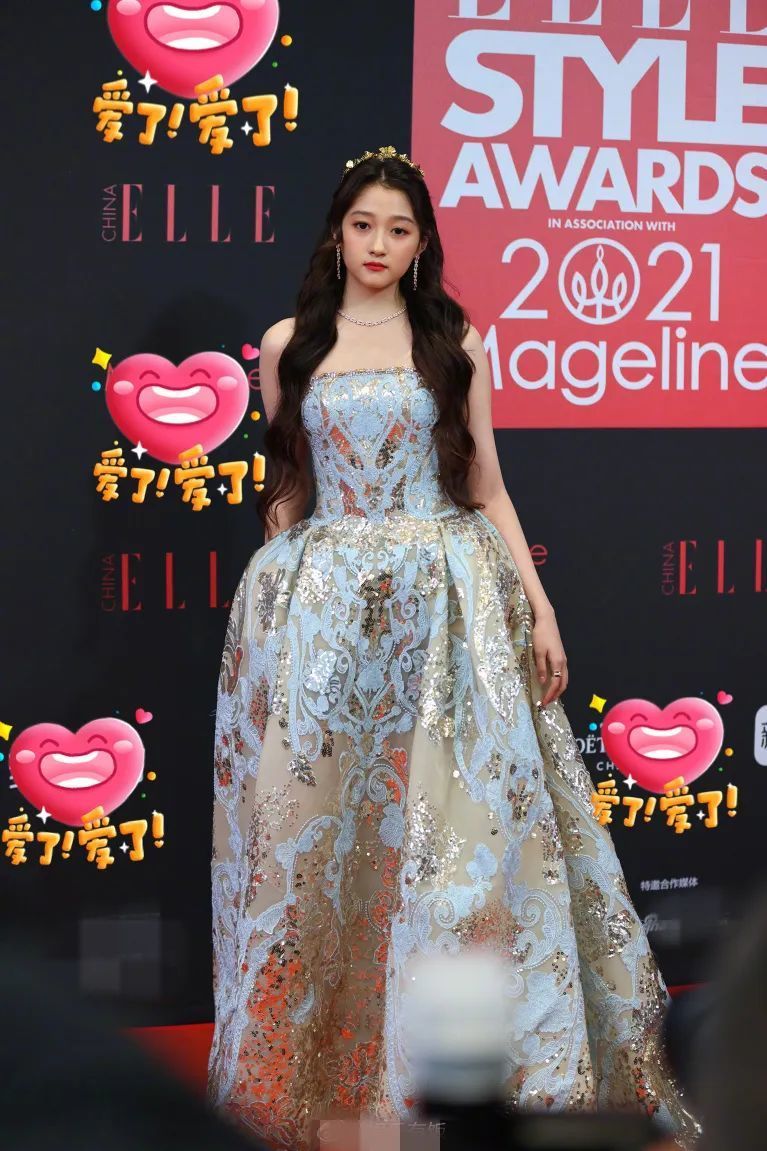 有一种尴尬,叫关晓彤走红毯,壮汉出笼,凹出赘肉,十次丑八次插图18