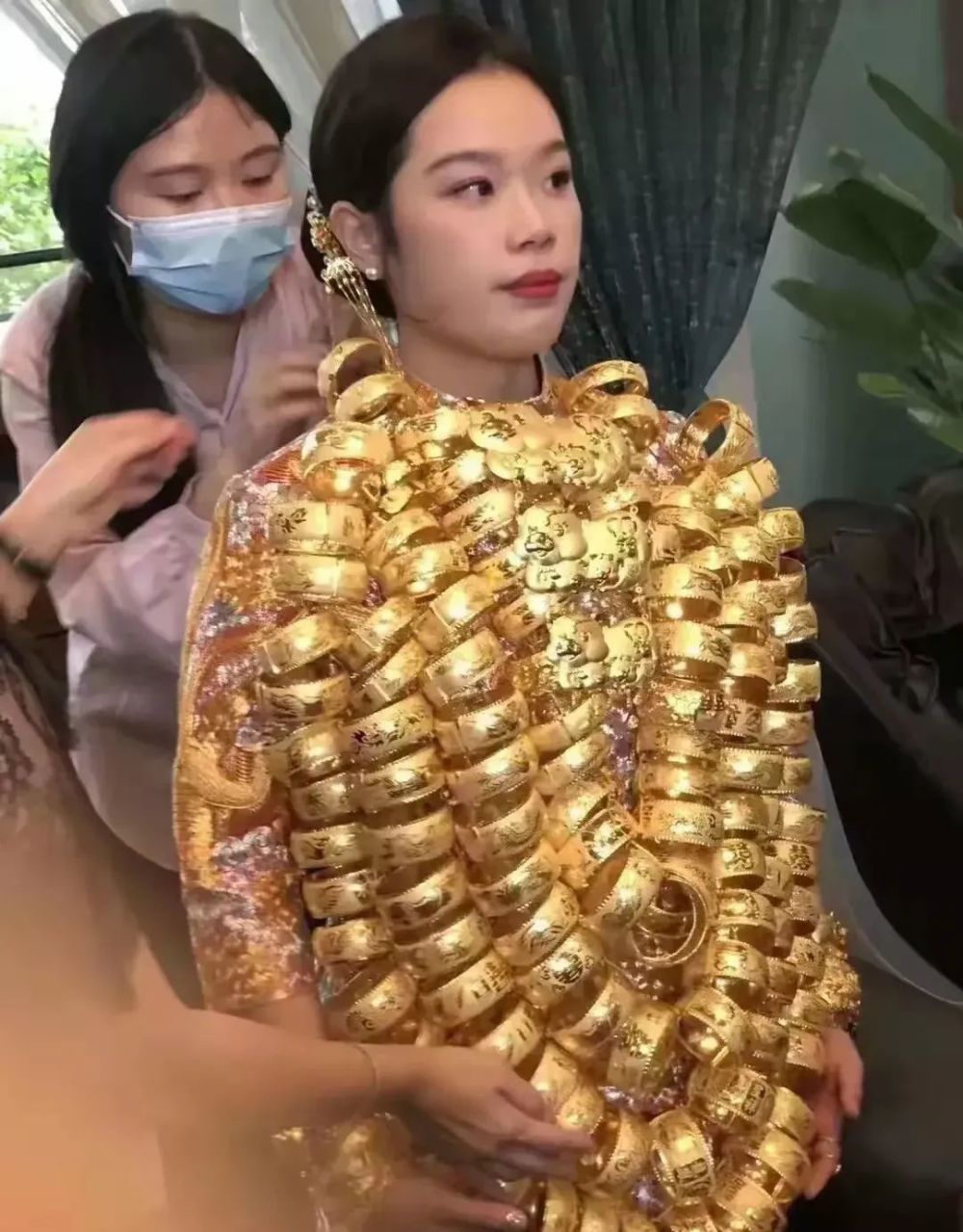 广东顺德一婚礼现场火了新娘子出嫁胸前挂满金镯子羡煞众人