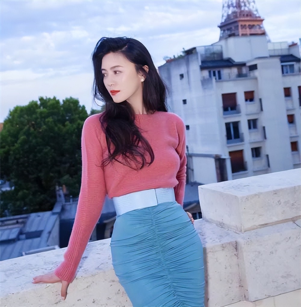 47岁田海蓉晒美照秀丰满身材爱女颜值逆袭长相似爸守寡已七年