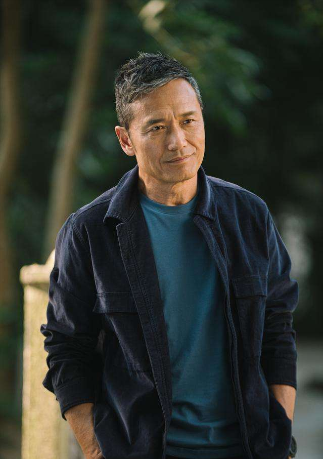 苗侨伟是我见过最"贵气"的男人:穿衣时髦,发型仪态得体,真帅