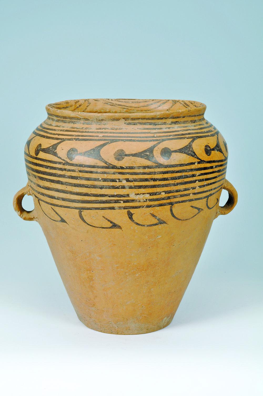 变形鱼纹双耳彩陶瓮□李积英文化类型:新石器时代马家窑文化马家窑