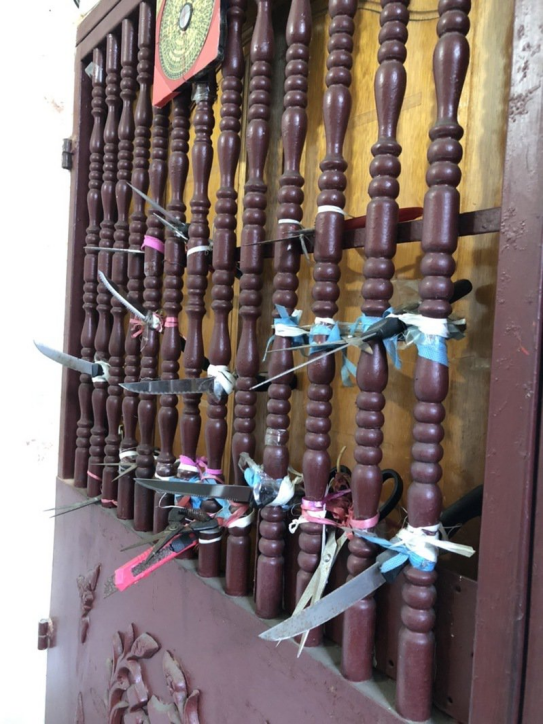 台媒：高雄一住户大门绑满刀和剪刀，警方动手拆下16把_腾讯新闻