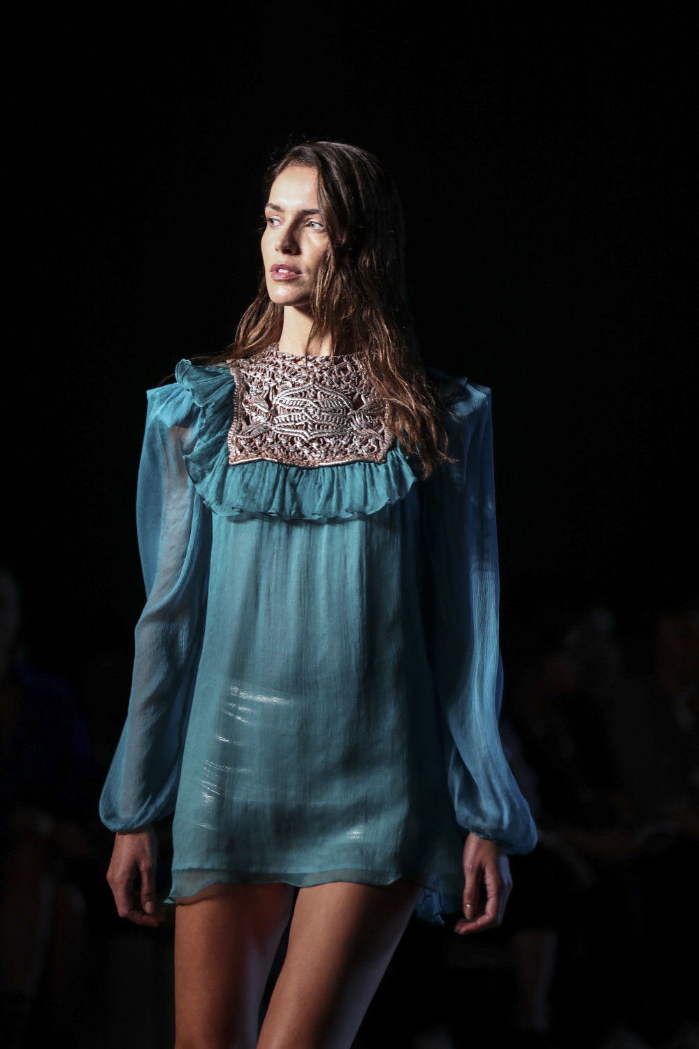 11月17日,模特在巴西圣保罗时装周上展示lilly sarti品牌的新款服装.