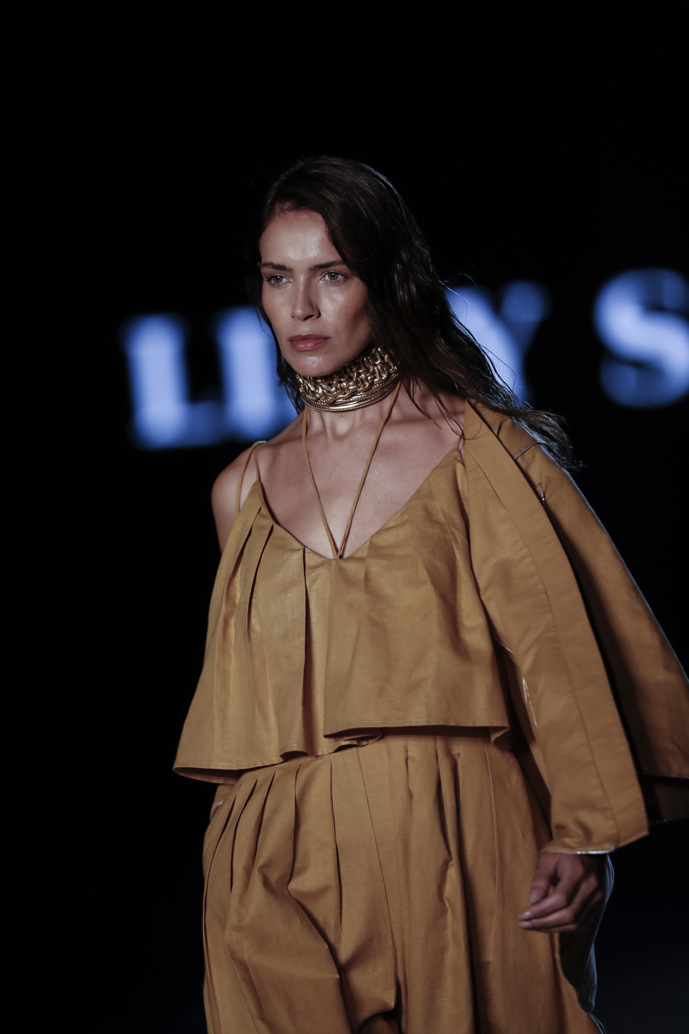 11月17日,模特在巴西圣保罗时装周上展示lilly sarti品牌的新款服装.