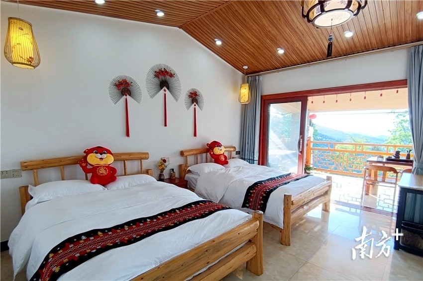 改造后的民宿保留了古村寨的风格,与当地自然风貌有机融合,房屋宽敞
