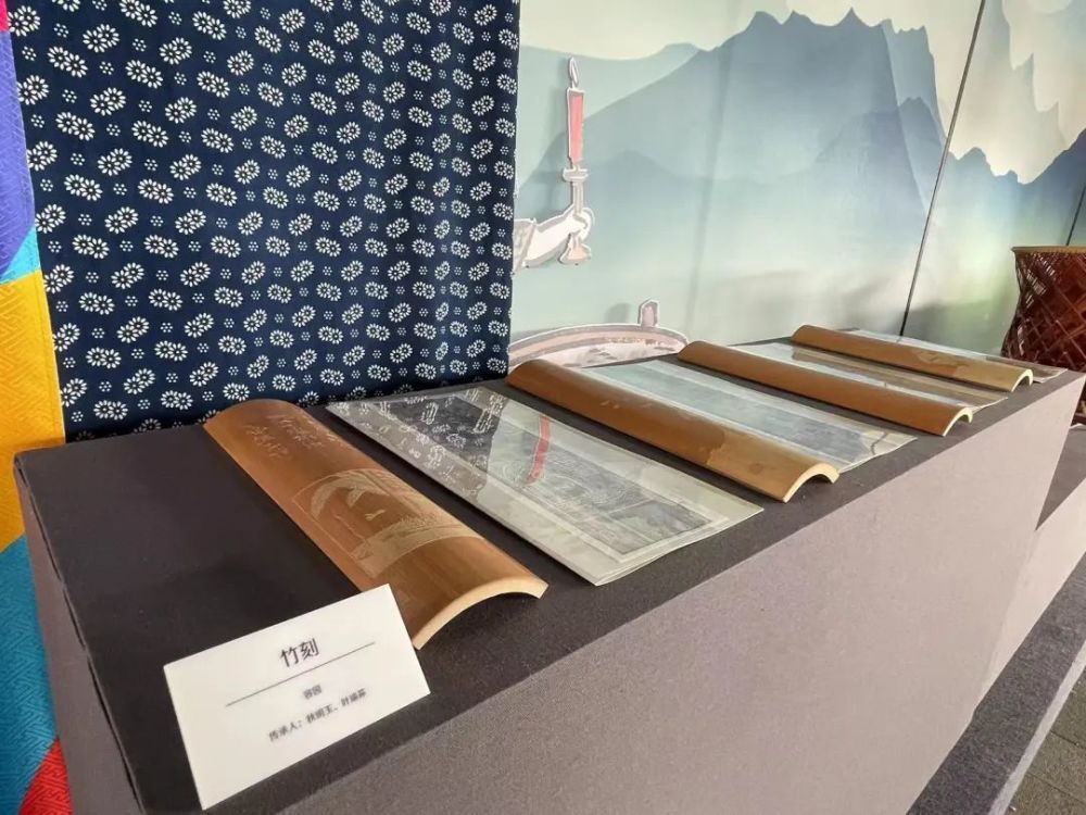 长廊内,数十种桐乡具有代表性的非遗品类陈列在侧,杭白菊,姑嫂饼,丝绸