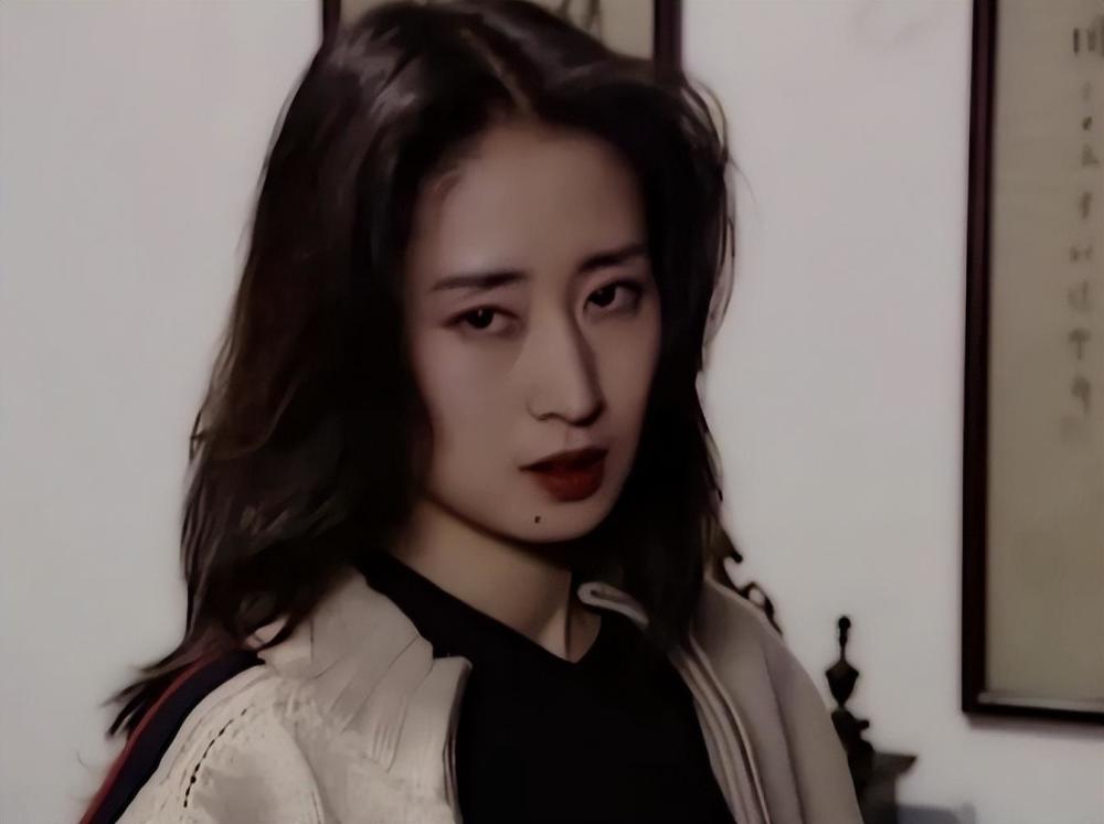 46岁刘敏涛被拍与男子车内激吻,失婚八年独养女儿_腾讯新闻