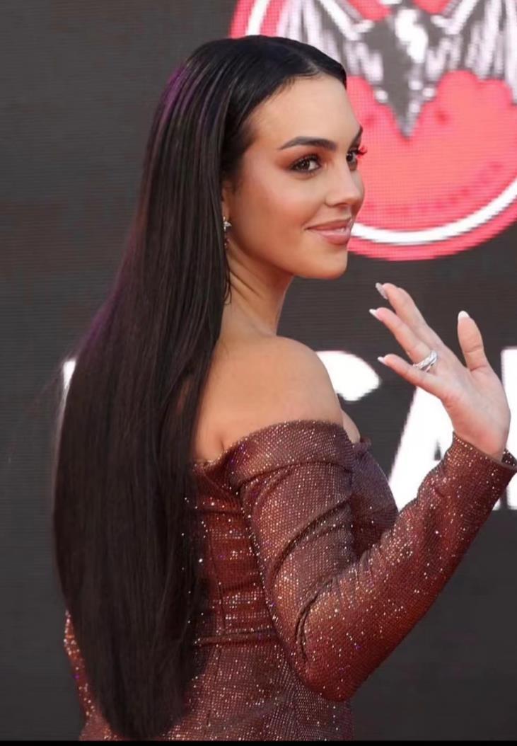 c罗女友在美国,亮相晚会!乔治娜穿一身晚礼服,美艳不可方物_腾讯新闻