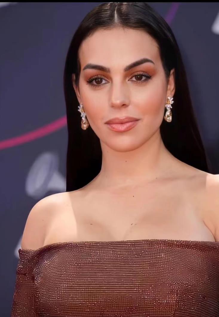 c罗女友在美国,亮相晚会!乔治娜穿一身晚礼服,美艳不可方物_腾讯新闻