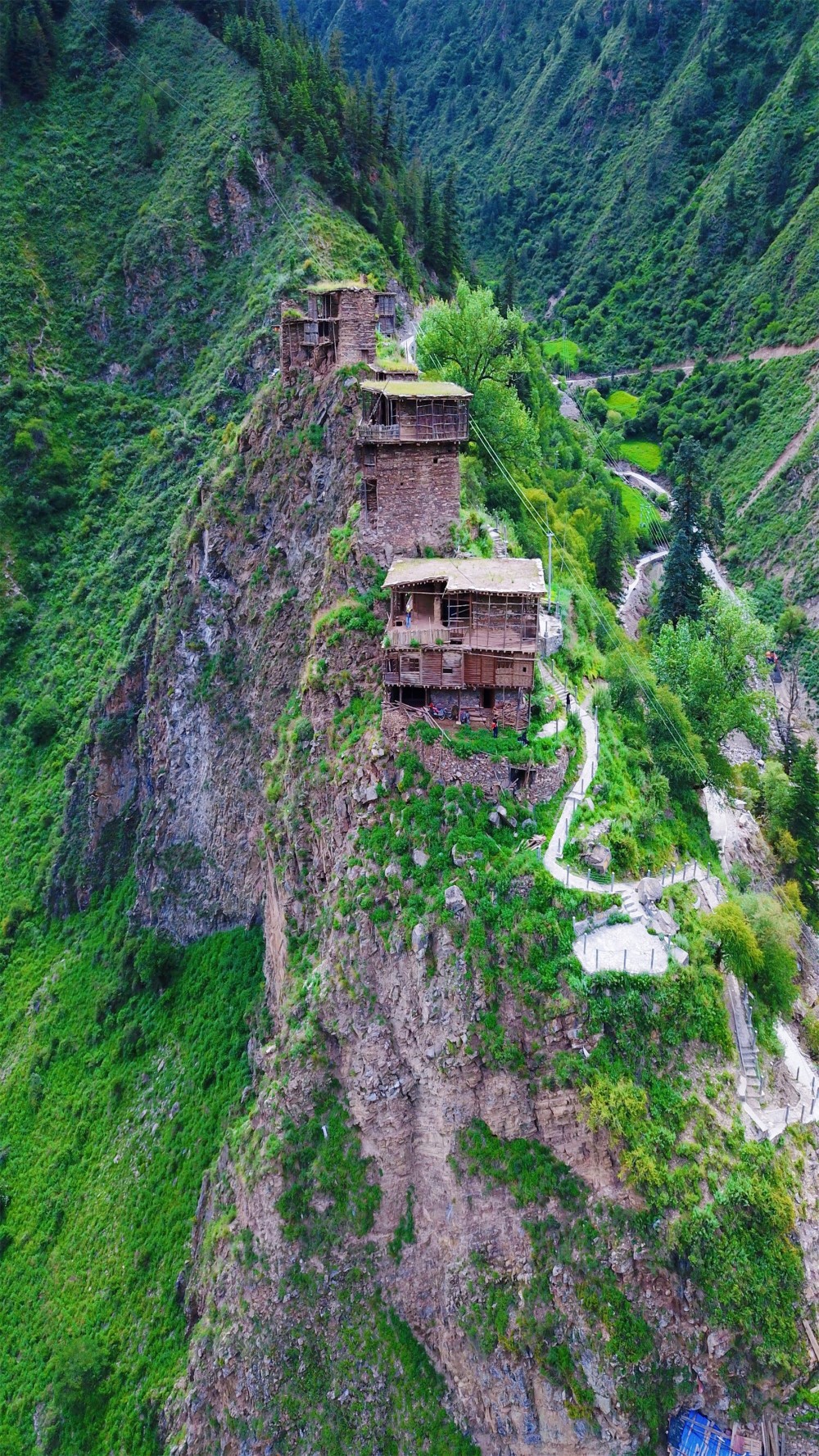 川西自驾游:修卡悬天藏寨,一个名不见经传的寨子