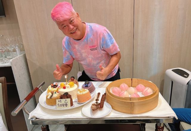 打理过,显得个性十足,陈百祥的面前放着很多小型蛋糕,还摆了几个寿桃