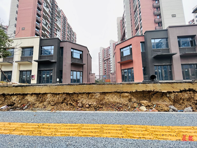 (曾伟 高度新闻 记者 周震琴 )小区交房近两年,只因开发商保利地产没