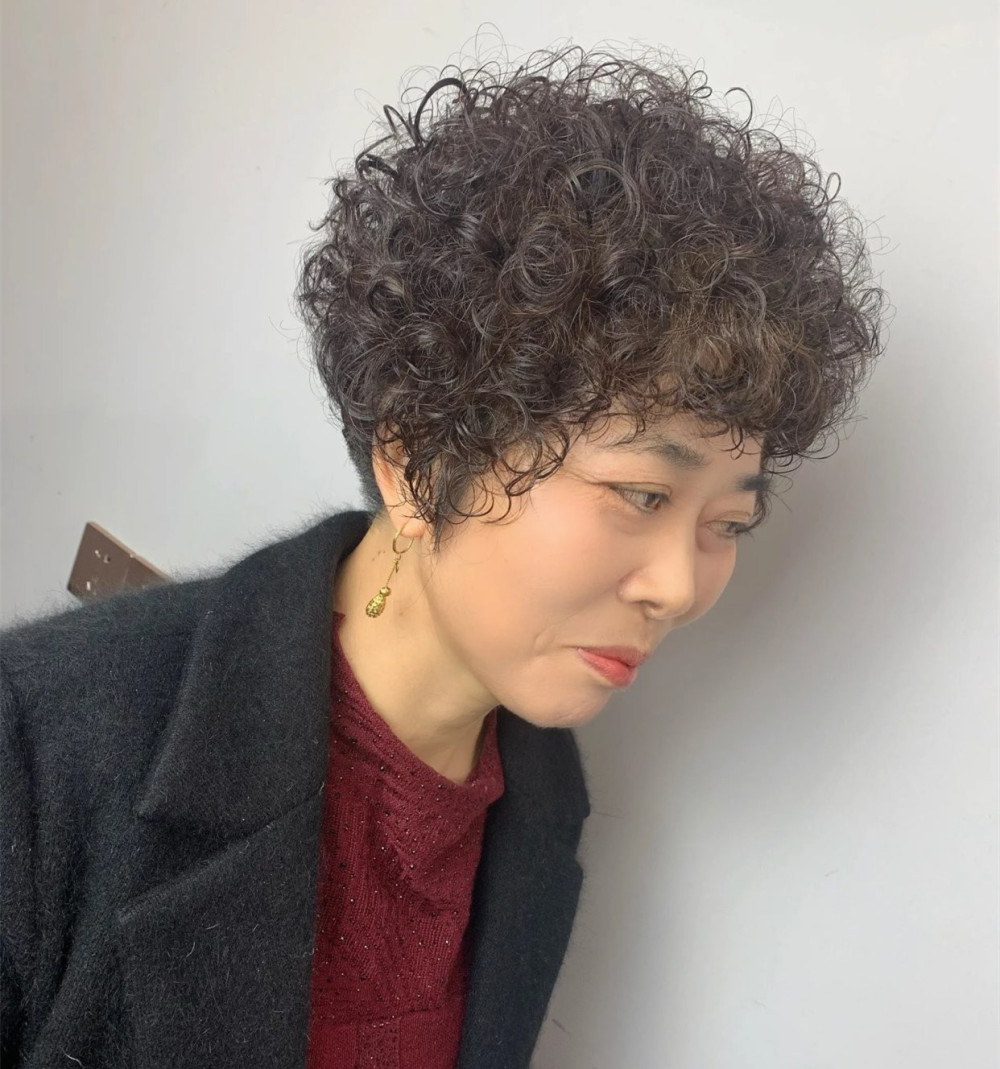 中老年人常见的三种"尬发型",显老,土气没档次,你中招了吗?插图14