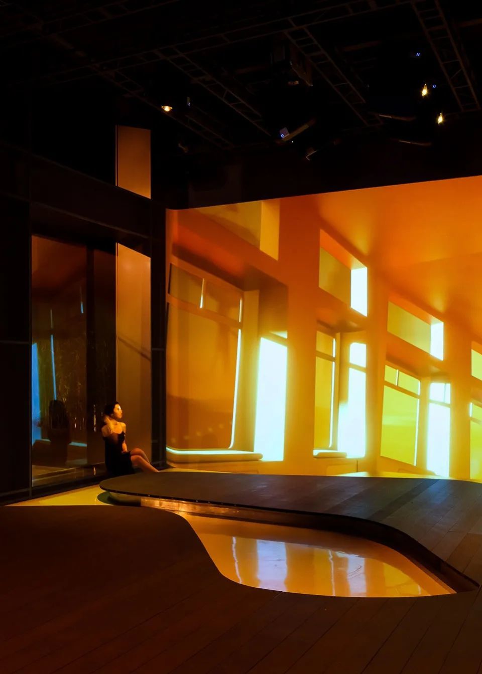 未来棱镜:全透明的沉浸式数字艺术展厅_腾讯新闻