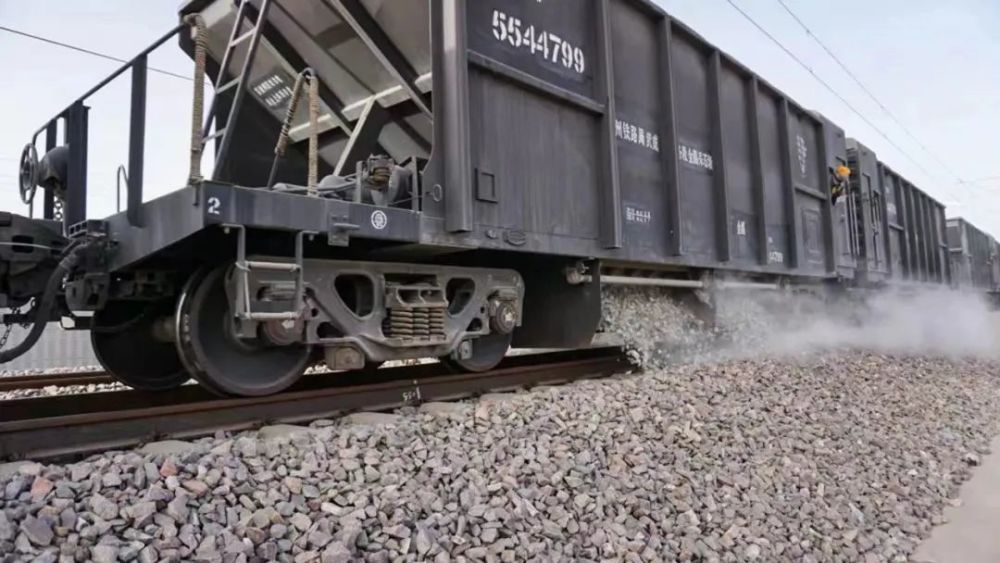 的道砟堆放在产品堆场,整装待发,随时准备通过运砟列车前往铁路一线