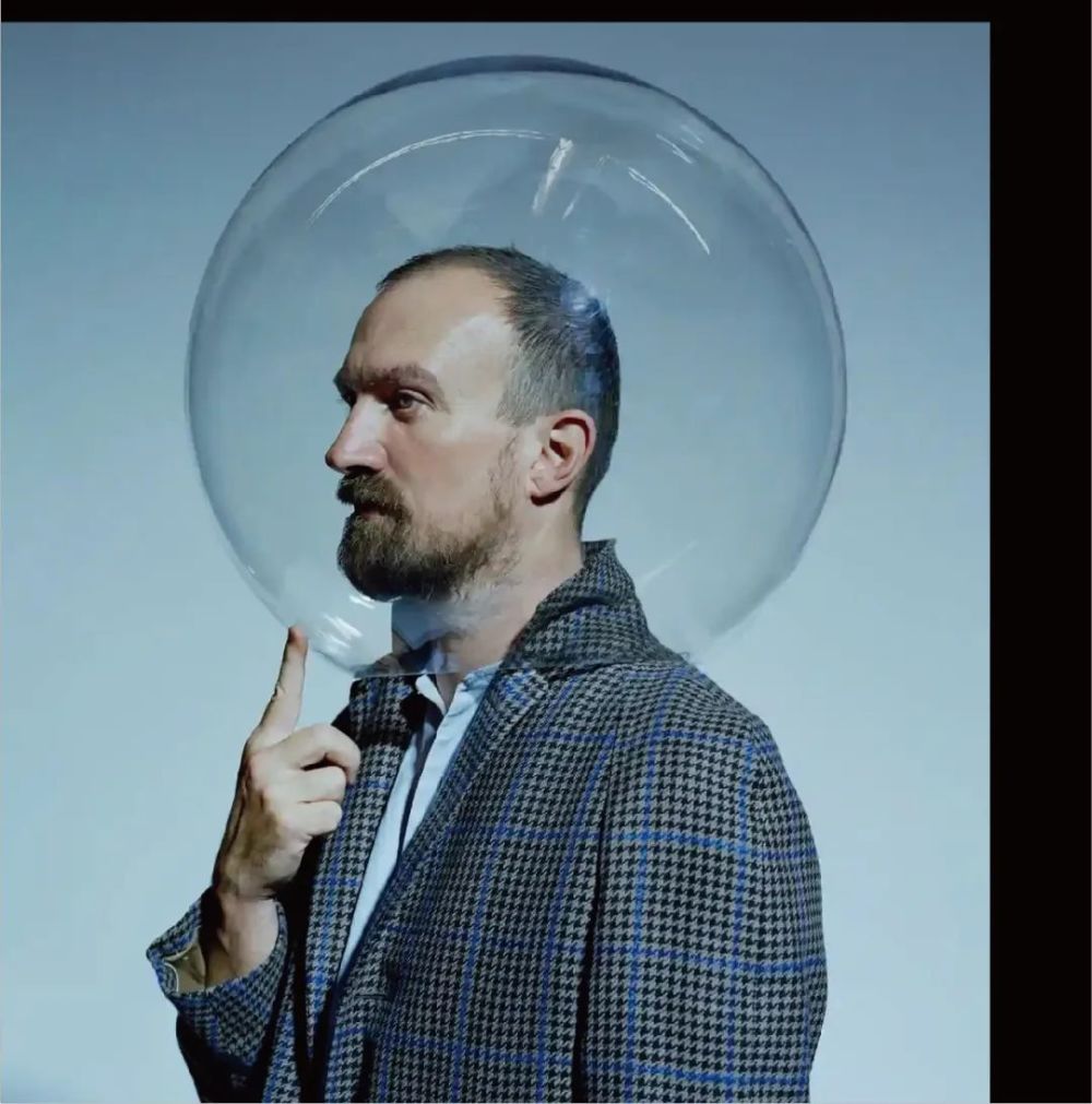 tim walker 出生在英国萨里郡的吉尔福德,在他还很小的时候,他的父母