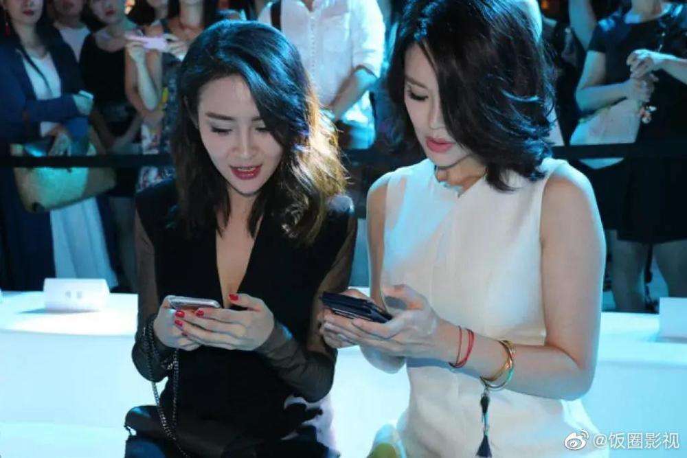 于明加为长女庆生,14岁萌姐身高174cm超妈妈,母女仨同框似姐妹_腾讯