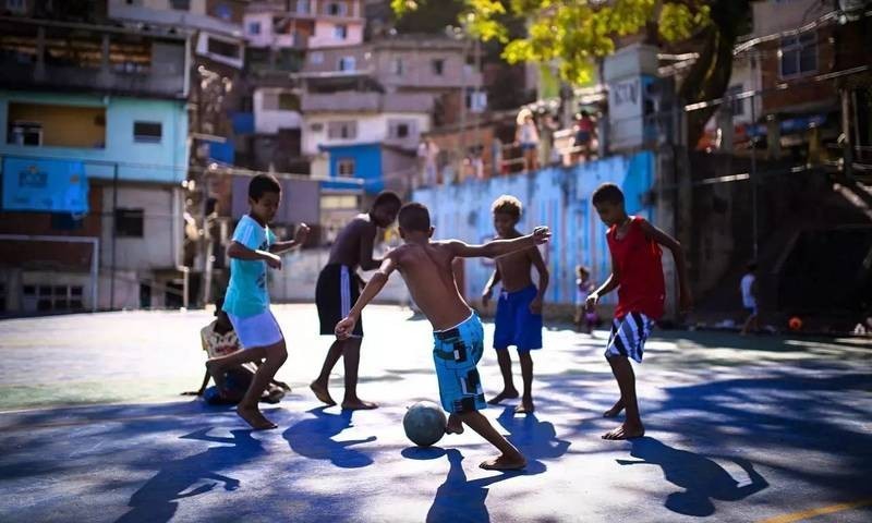 5夺世界杯的巴西和世界足球先生的秘密是啥？街头文化已经深入基因小学二年级下课本