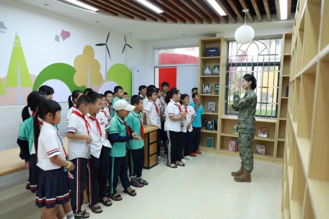 "海空卫士"王伟希望小学挂牌"八一爱民学校"_腾讯新闻