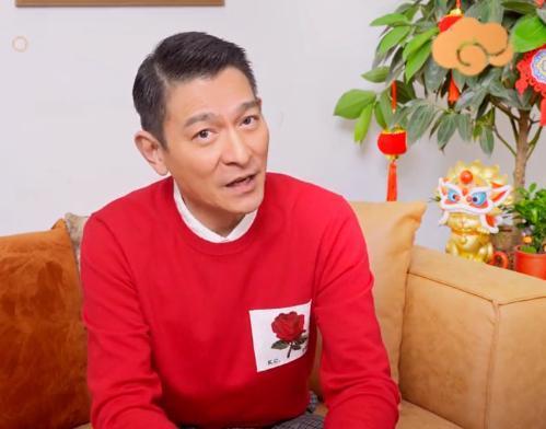 刘德华坐高铁出行穿内增高自带酒精消毒在家洗衣拖地样样会
