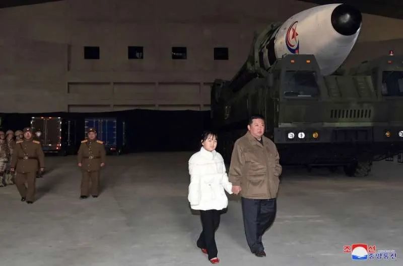 朝鲜试射新型洲际弹道导弹，金正恩携女儿首次公开亮相董少流量思维