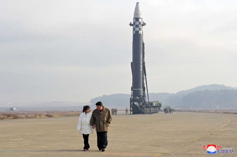 朝鲜试射新型洲际弹道导弹，金正恩携女儿首次公开亮相董少流量思维