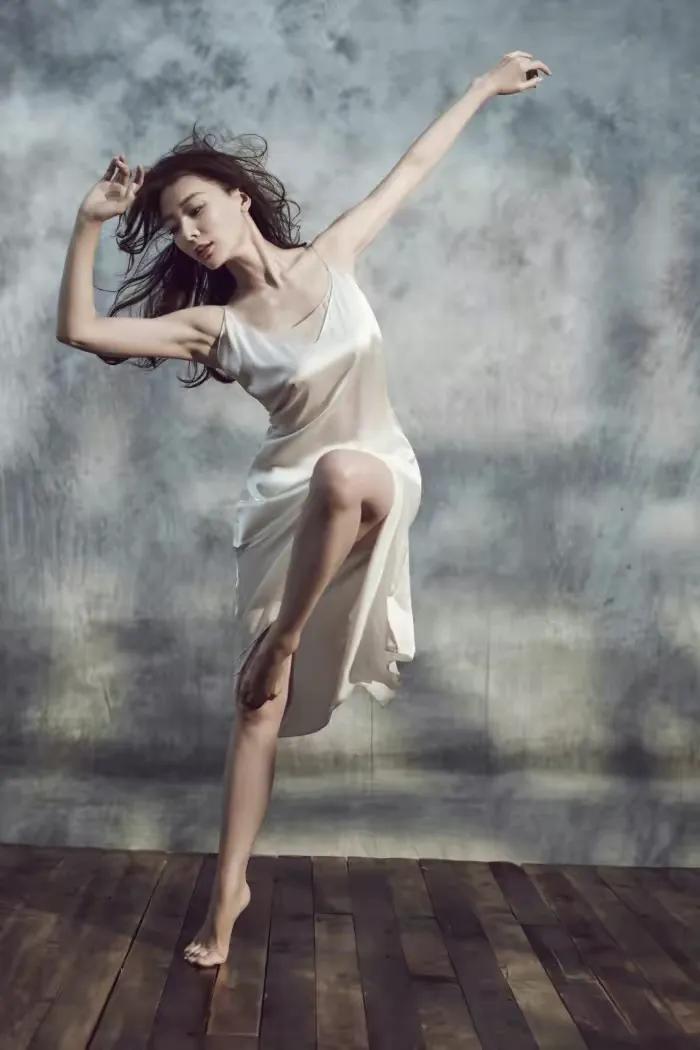 父母亲自培养两个孩子唱歌跳舞,很快把陈数培养进了北京舞蹈学院附中.