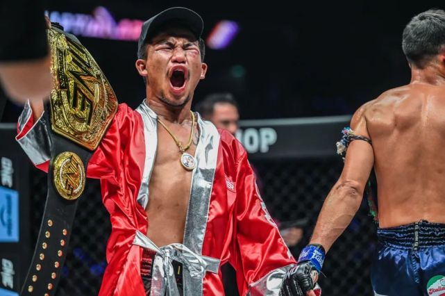 "one格斗夜4"战报:李胜龙逆转tko拿下双腰带,罗唐强势碾压拉什利!